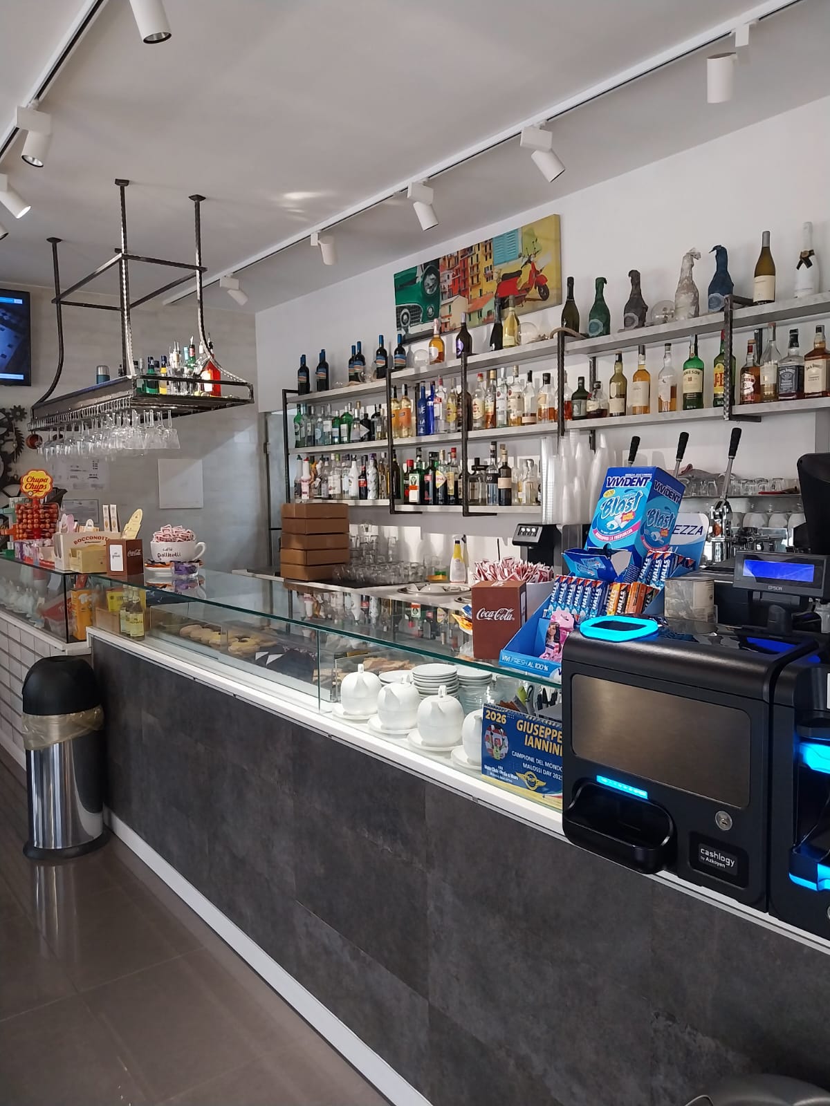 Bancone di Officina Caffè con proposte dolci
