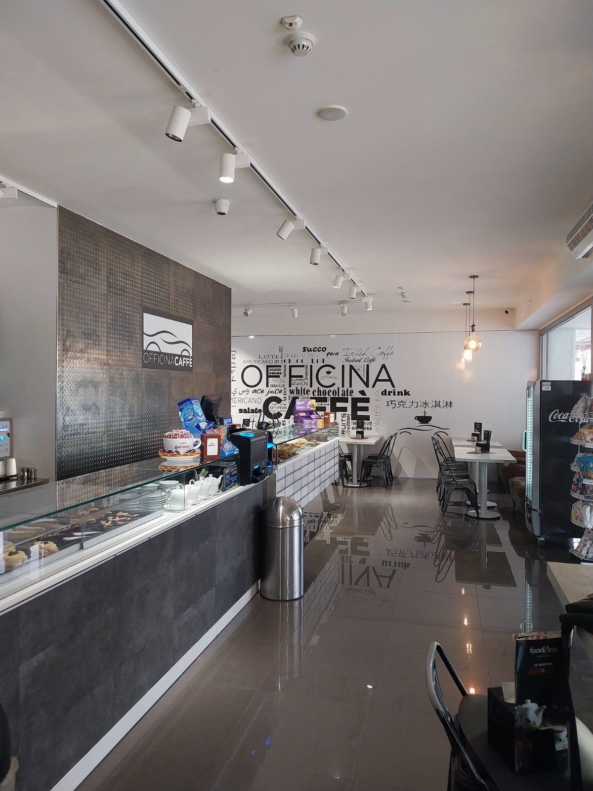 Interno del locale con bancone e tavoli