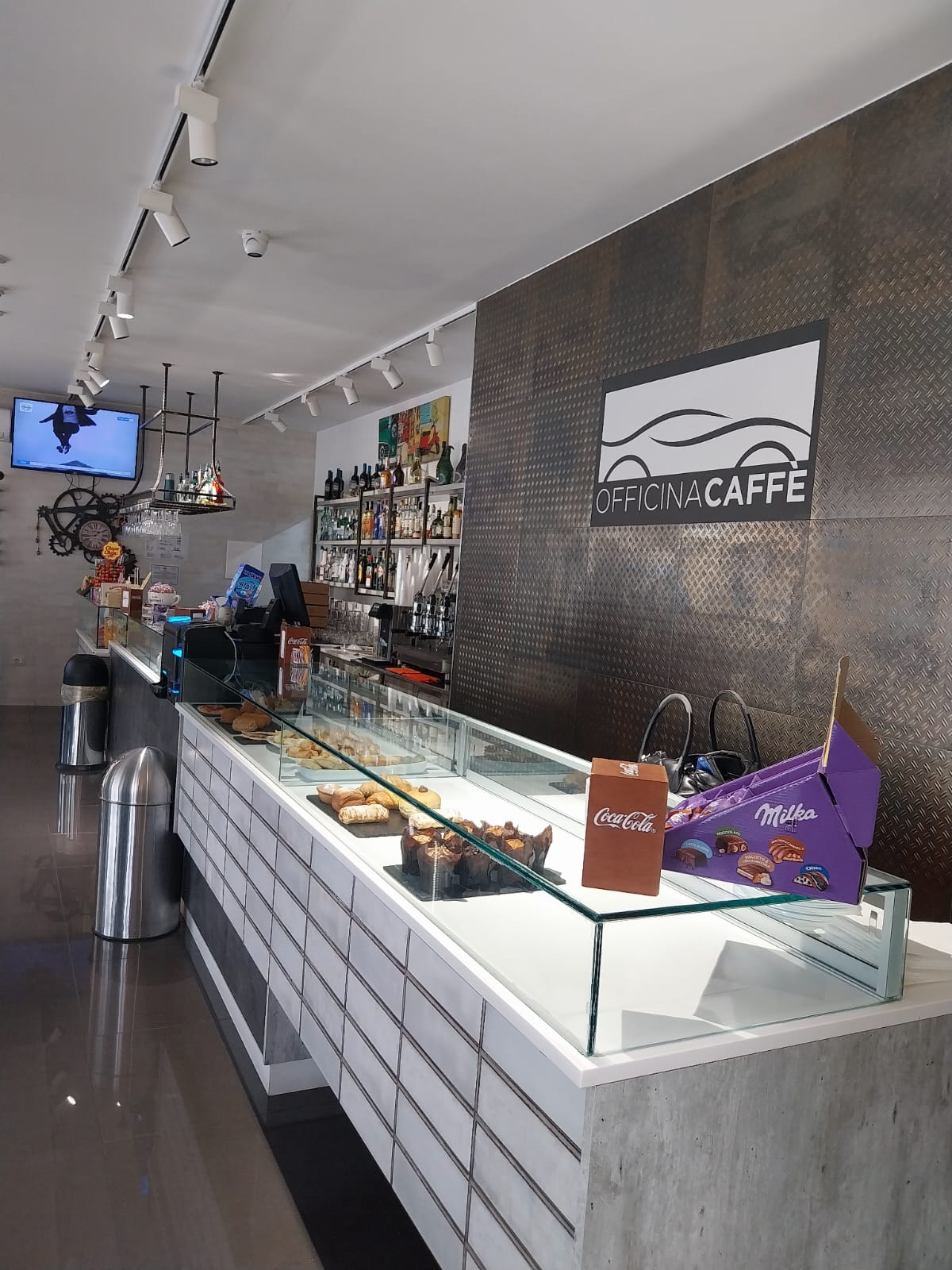 Bancone e logo di Officina Caffè