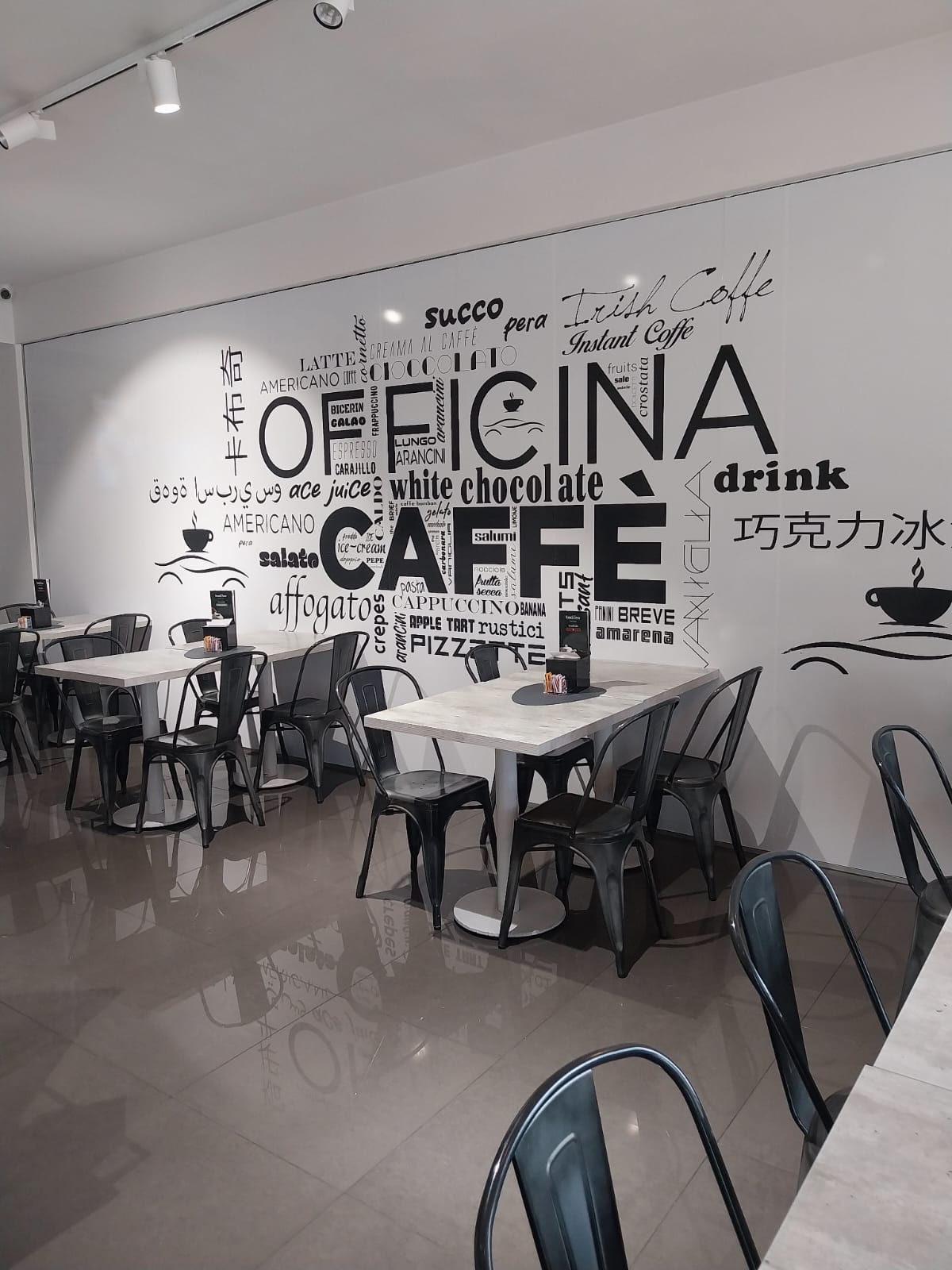 Parete interna con scritta Officina Caffè