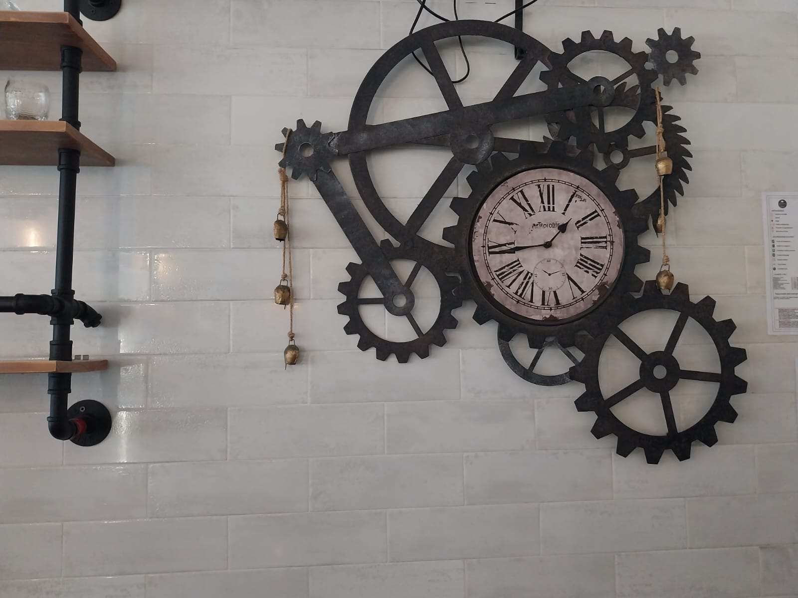 Dettaglio decorativo interno di Officina Caffè